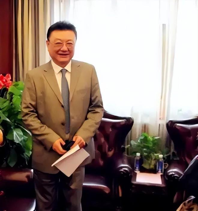 术曝光脸色发黑引发担忧金龟子美容很享受九游会·j9网站61岁王宁日本换血手(图4)