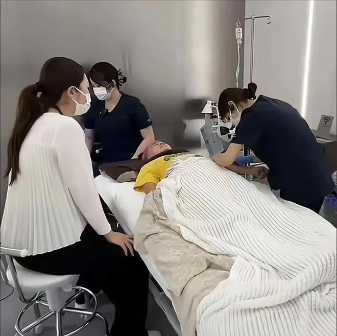 术曝光脸色发黑引发担忧金龟子美容很享受九游会·j9网站61岁王宁日本换血手(图5)
