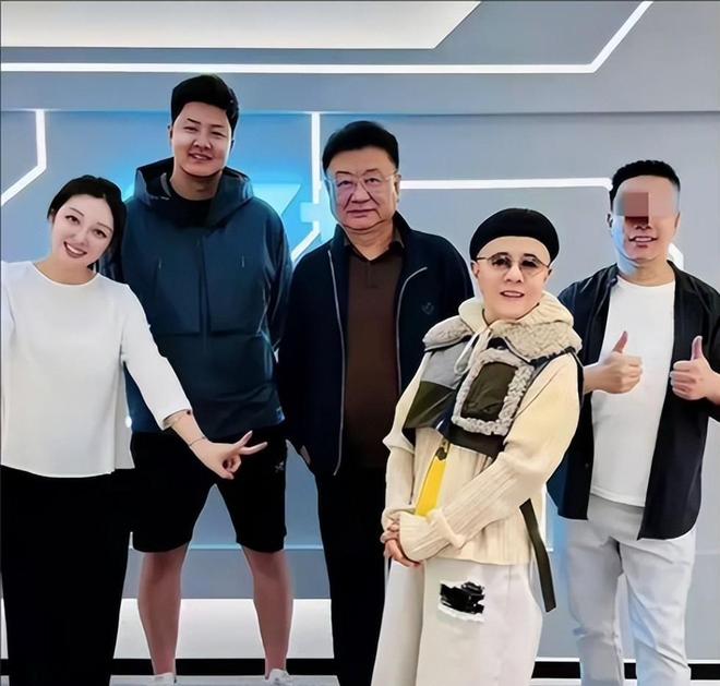 术曝光脸色发黑引发担忧金龟子美容很享受九游会·j9网站61岁王宁日本换血手(图12)